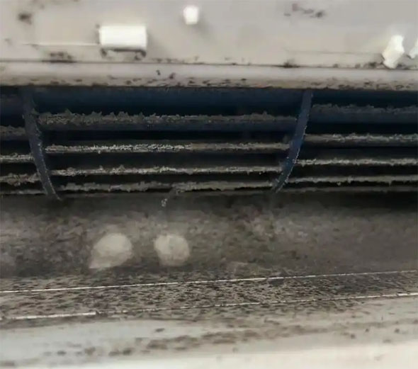 红原空调吹的风有股烧焦味是怎么回事